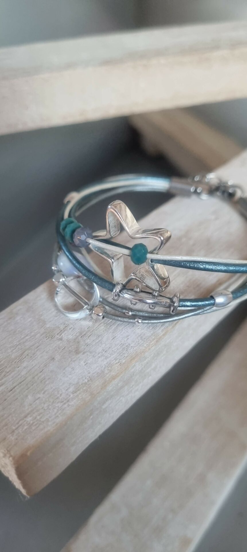 Bracelet femme en cuir rond bleu et argenté passants en verre et argentés