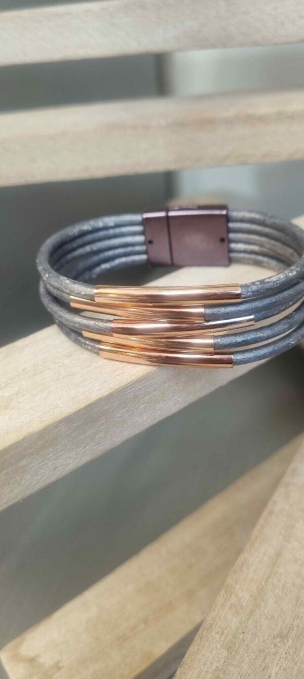 Bracelet en cuir rond argenté et tubes or rosé