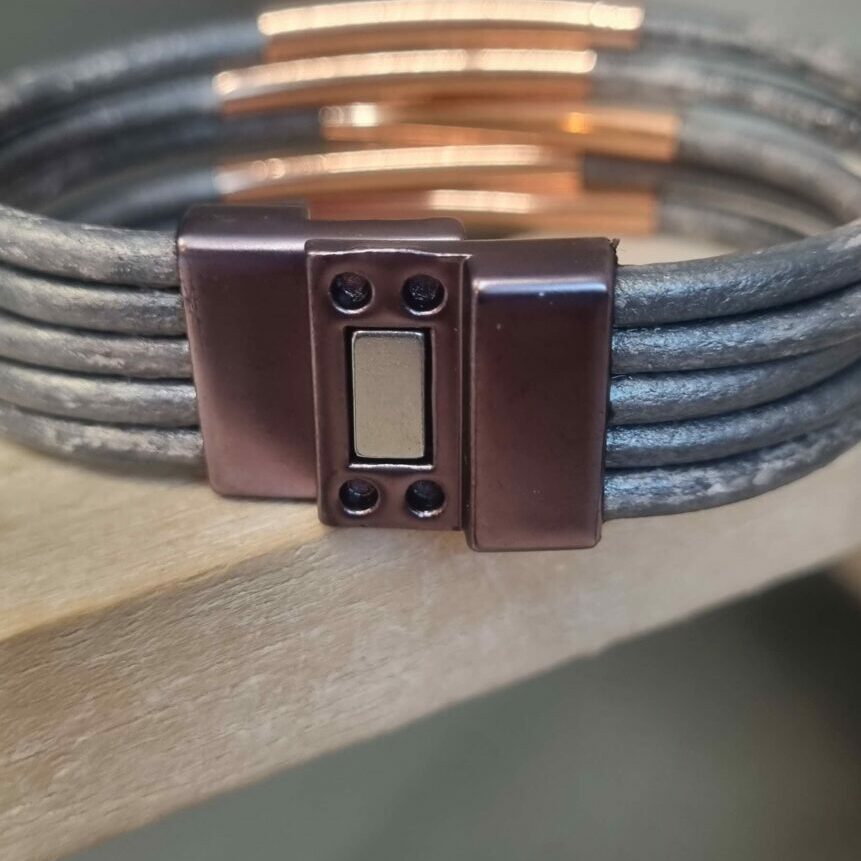 Bracelet en cuir rond argenté et tubes or rosé