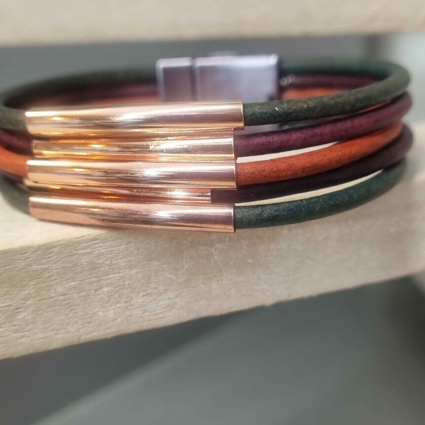 Bracelet en cuir rond et tubes or rosé