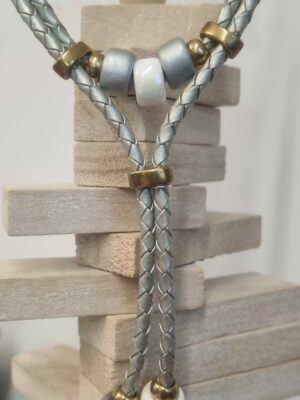 Collier en cuir tressé cuir perles en céramique blanche et argentée