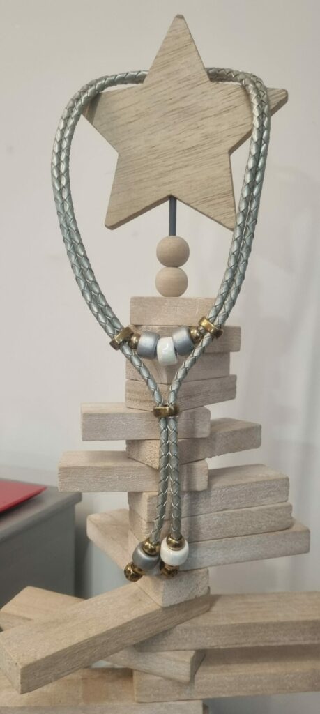 Collier en cuir tressé cuir perles en céramique blanche et argentée