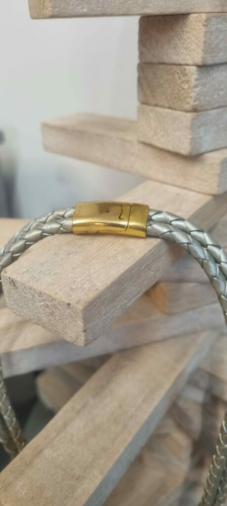 Collier en cuir tressé cuir perles en céramique blanche et argentée
