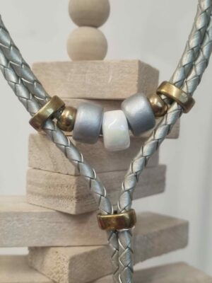 Collier en cuir tressé cuir perles en céramique blanche et argentée