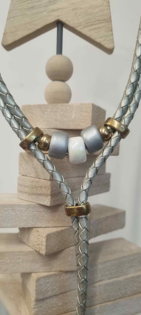 Collier en cuir tressé cuir perles en céramique blanche et argentée