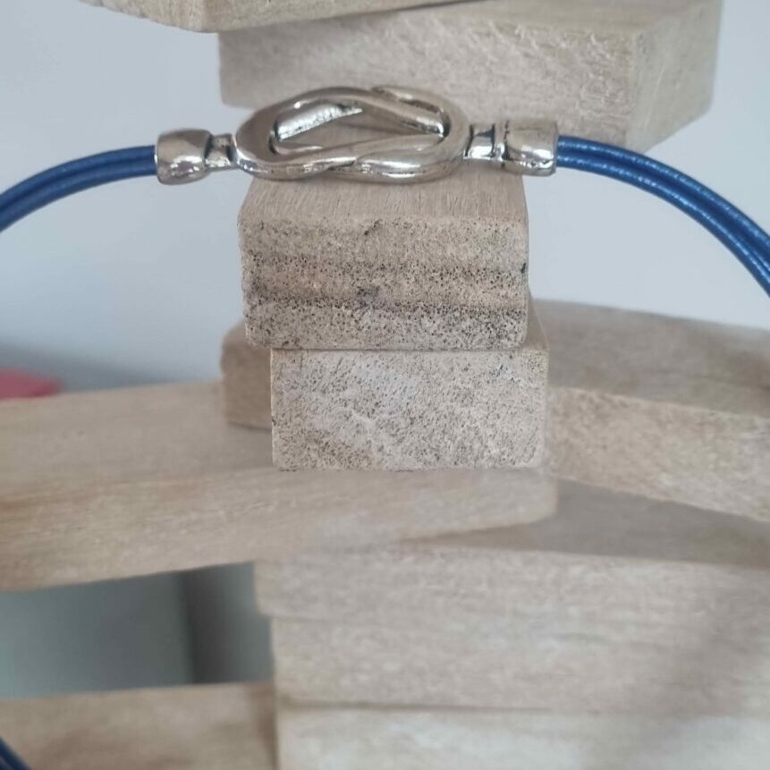 Collier femme en cuir rond bleu métallique et passants argentés