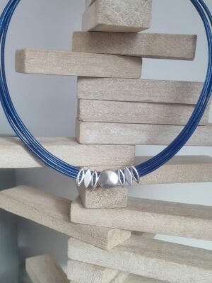 Collier femme en cuir rond bleu métallique et passants argentés