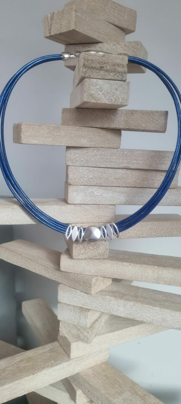 Collier femme en cuir rond bleu métallique et passants argentés