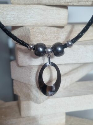 Collier homme cuir tressé noir, perles grises et argentées, pendentif noir