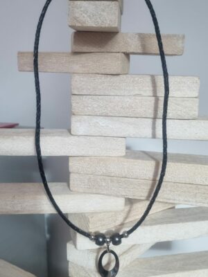 Collier homme cuir tressé noir, perles grises et argentées, pendentif noir