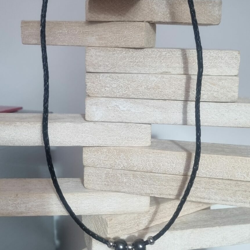 Collier homme cuir tressé noir, perles grises et argentées, pendentif noir