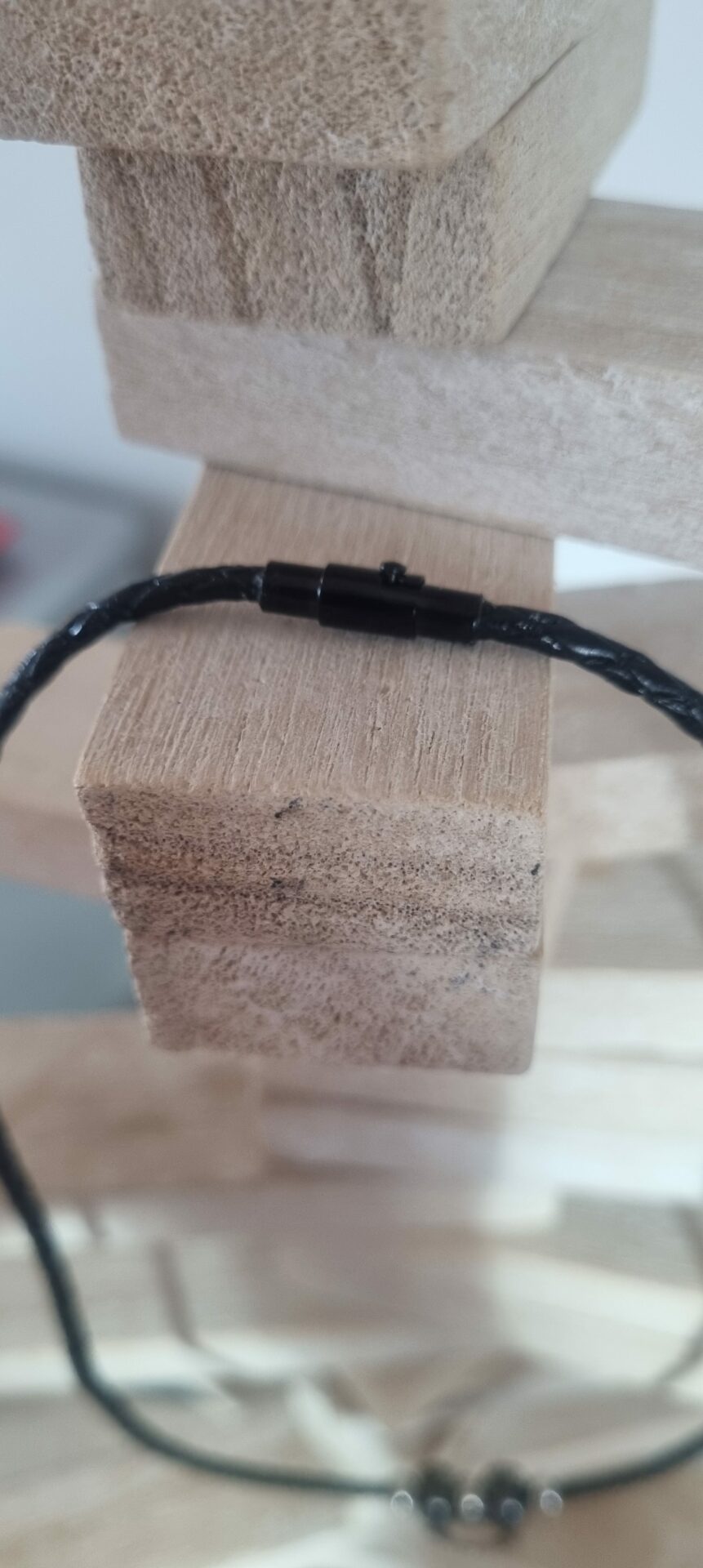 Collier homme cuir tressé noir, perles grises et argentées, pendentif noir