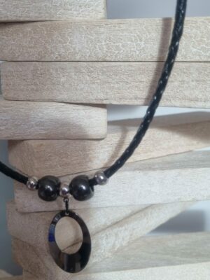 Collier homme cuir tressé noir, perles grises et argentées, pendentif noir