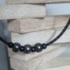 Collier homme cuir tressé marron, perles grises et noires