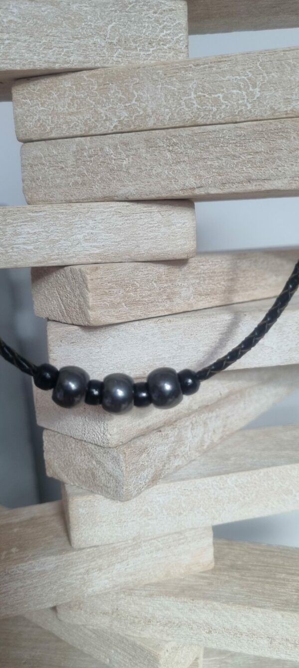 Collier homme cuir tressé marron, perles grises et noires
