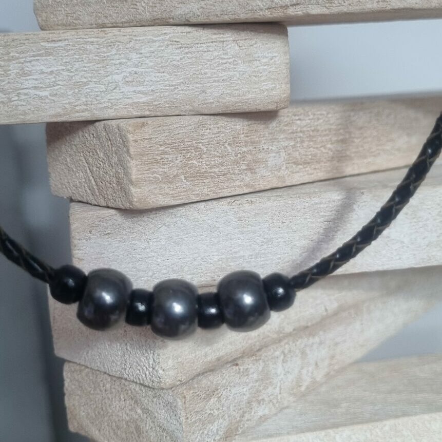 Collier homme cuir tressé marron, perles grises et noires