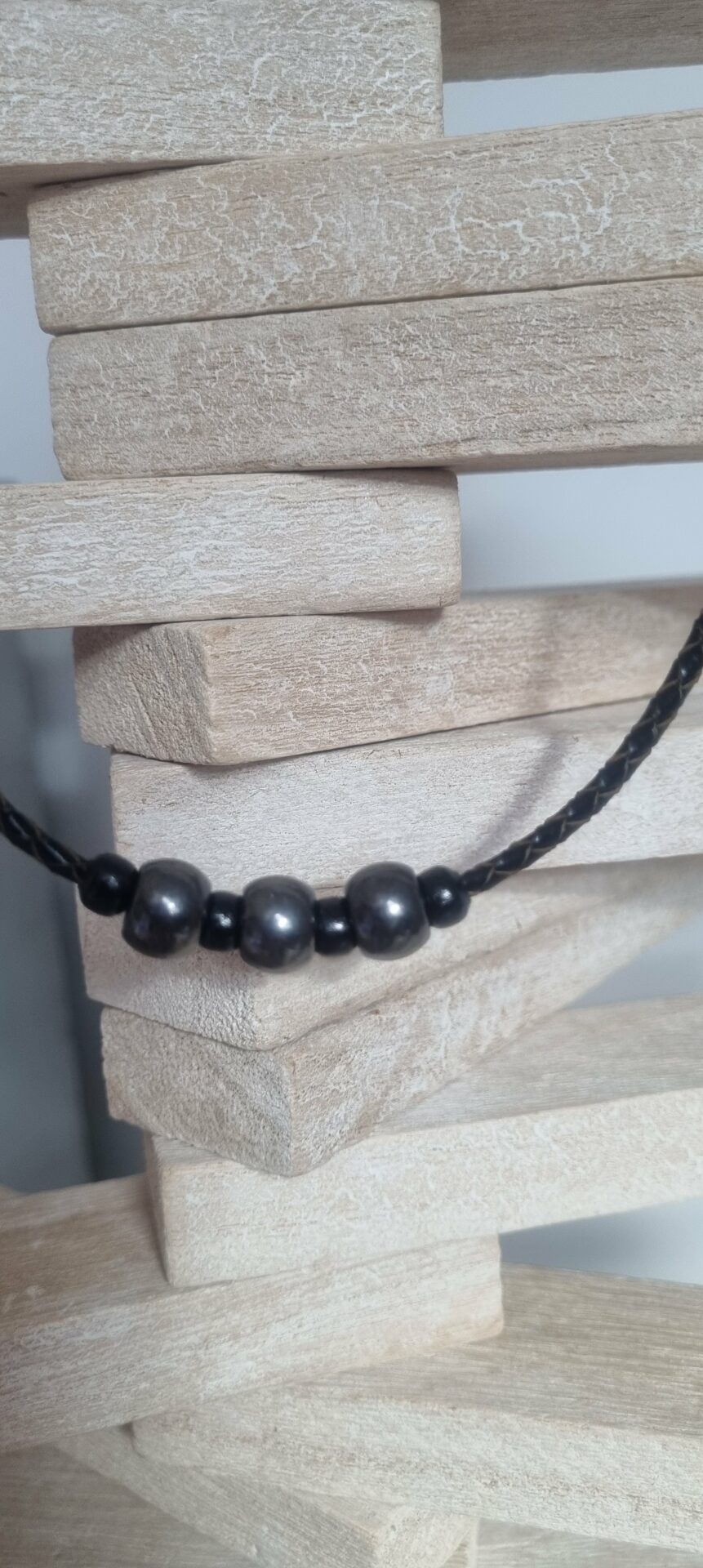 Collier homme cuir tressé marron, perles grises et noires