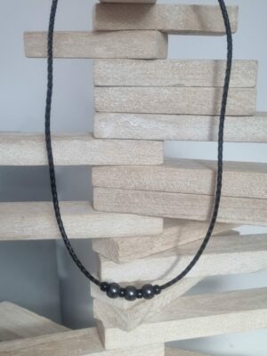 Collier homme cuir tressé marron, perles grises et noires