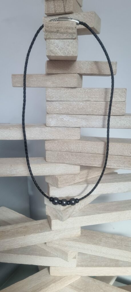 Collier homme cuir tressé marron, perles grises et noires