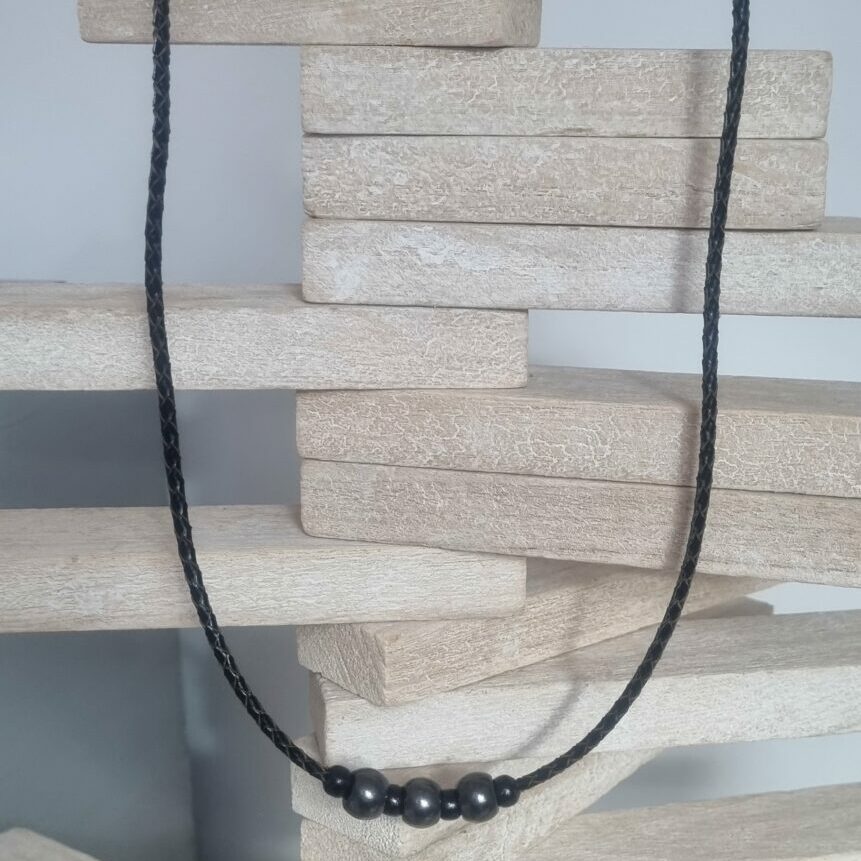 Collier homme cuir tressé marron, perles grises et noires