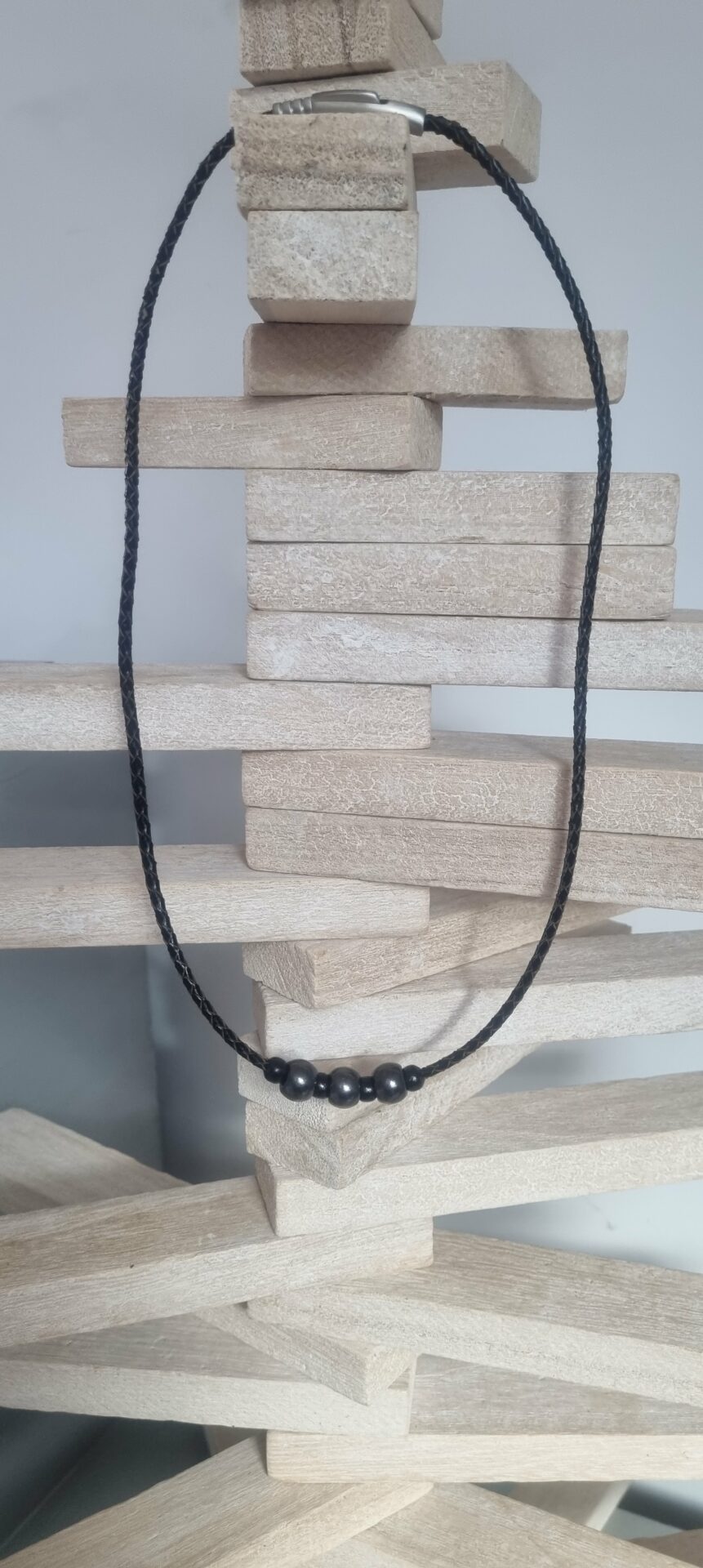 Collier homme cuir tressé marron, perles grises et noires