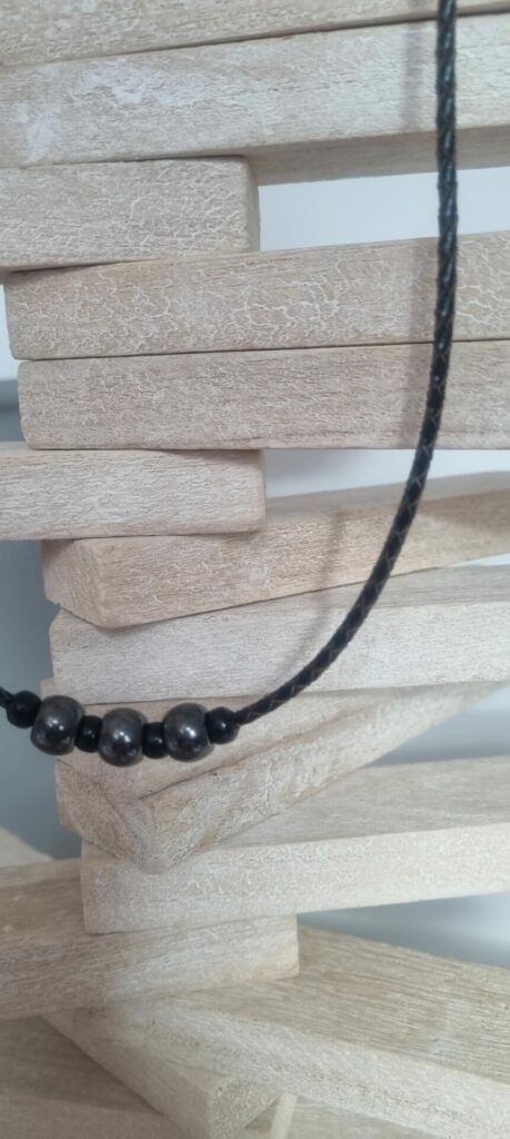 Collier homme cuir tressé marron, perles grises et noires
