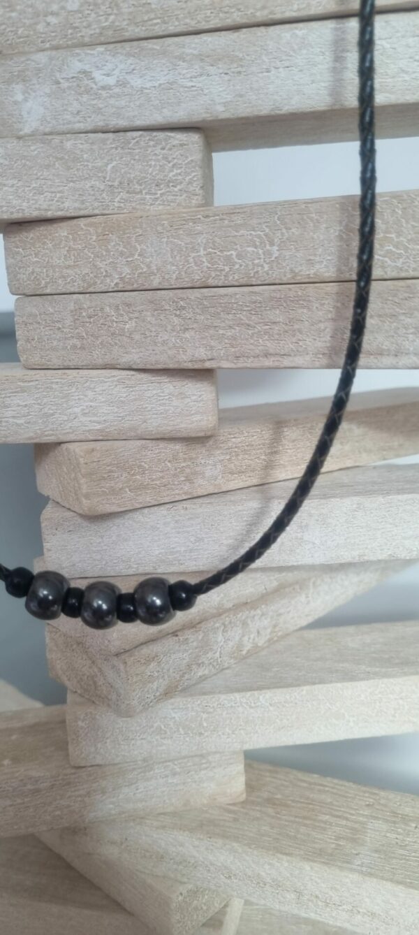 Collier homme cuir tressé marron, perles grises et noires