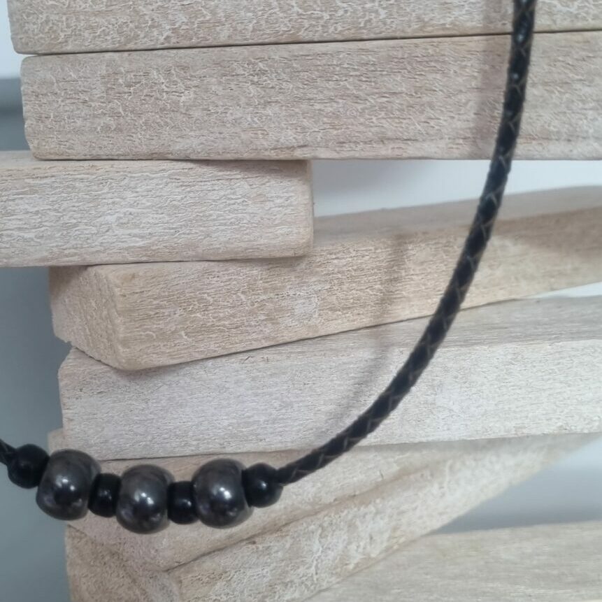 Collier homme cuir tressé marron, perles grises et noires