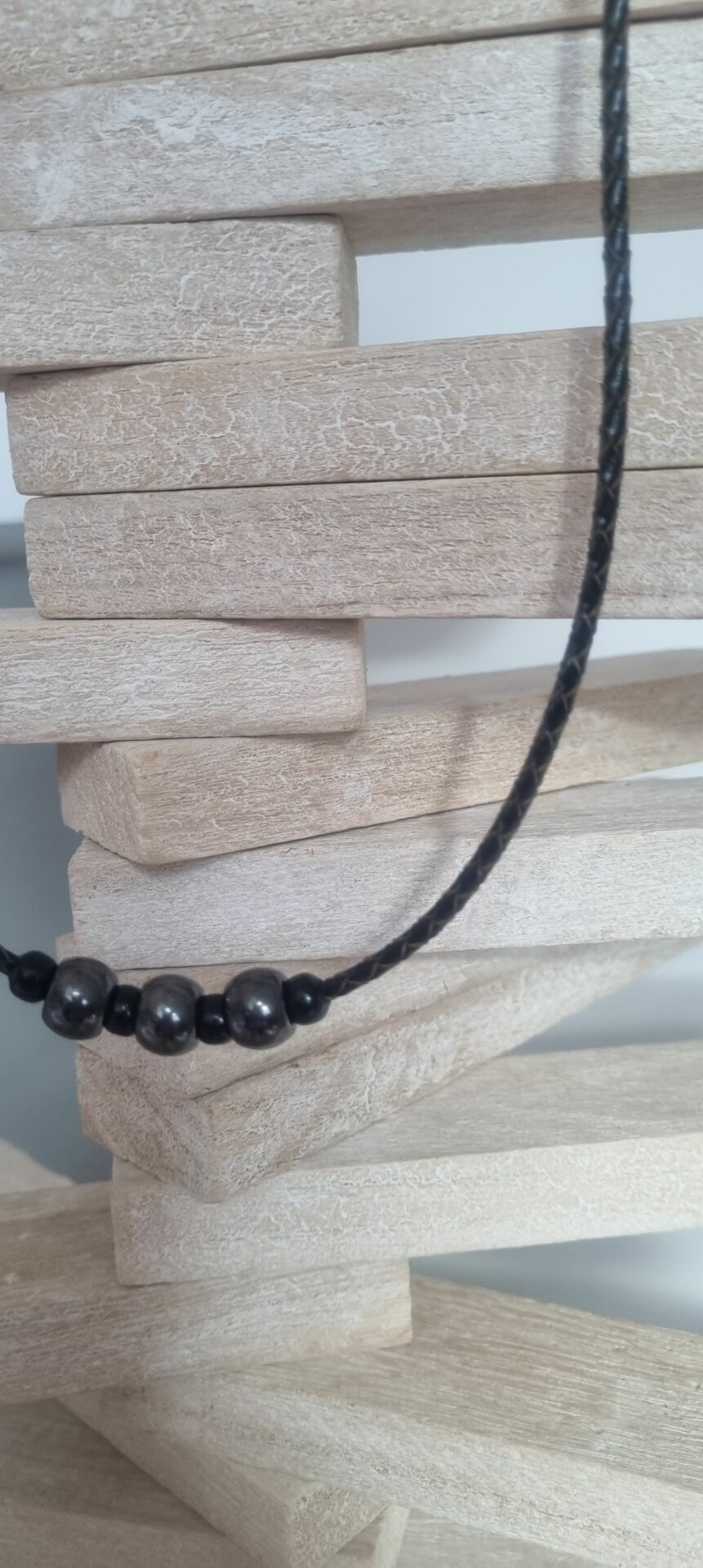 Collier homme cuir tressé marron, perles grises et noires