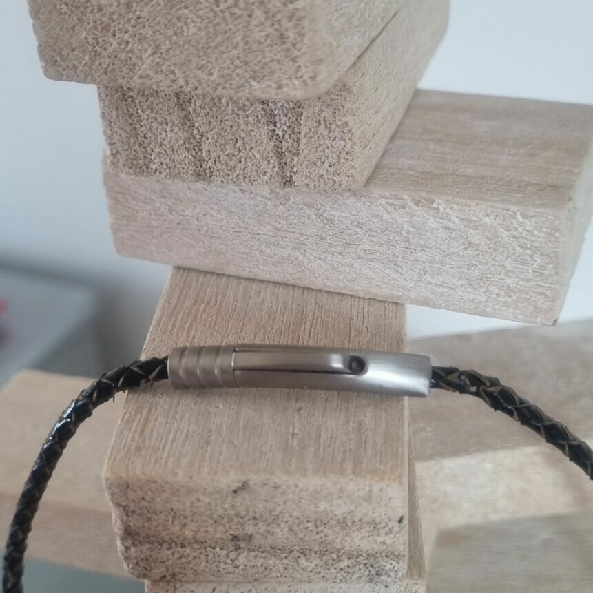 Collier homme cuir tressé marron, perles grises et noires