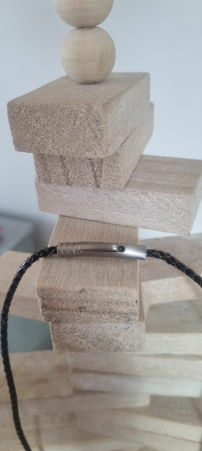 Collier homme cuir tressé marron, perles grises et noires