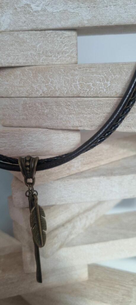 Collier homme cuir rond marron, breloques plume et goutte bronze
