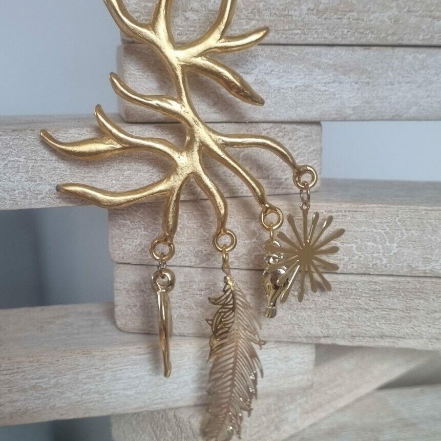 Collier femme en cuir rond vieux rouge, arbre et breloques dorés