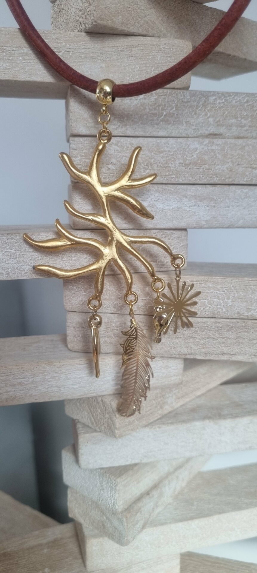 Collier femme en cuir rond vieux rouge, arbre et breloques dorés