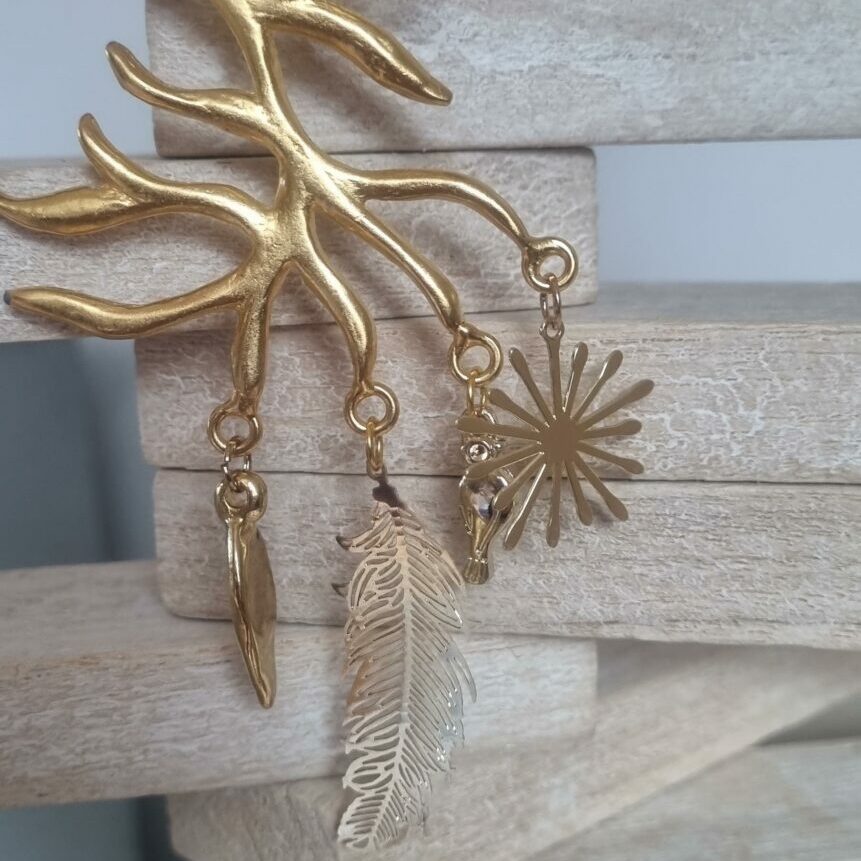 Collier femme en cuir rond vieux rouge, arbre et breloques dorés