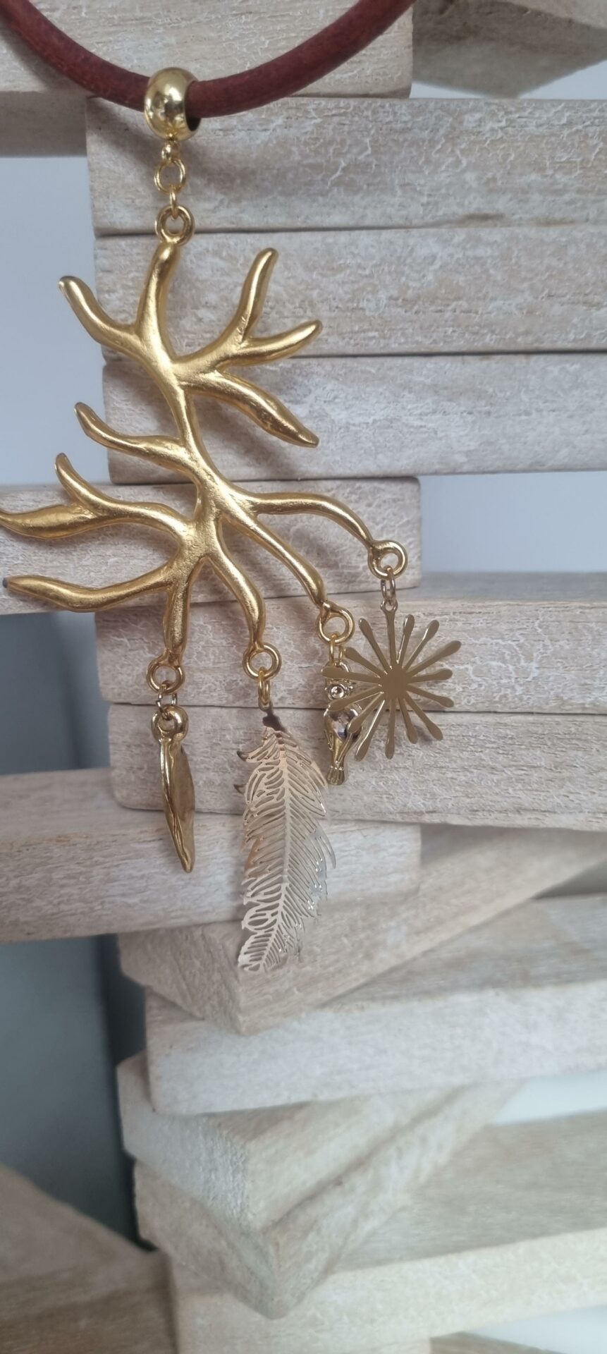 Collier femme en cuir rond vieux rouge, arbre et breloques dorés