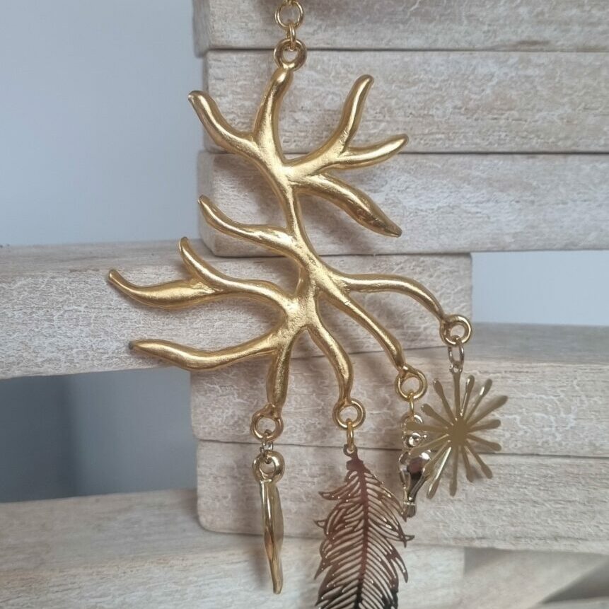 Collier femme en cuir rond vieux rouge, arbre et breloques dorés