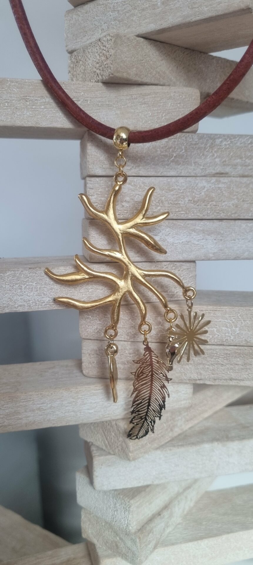 Collier femme en cuir rond vieux rouge, arbre et breloques dorés