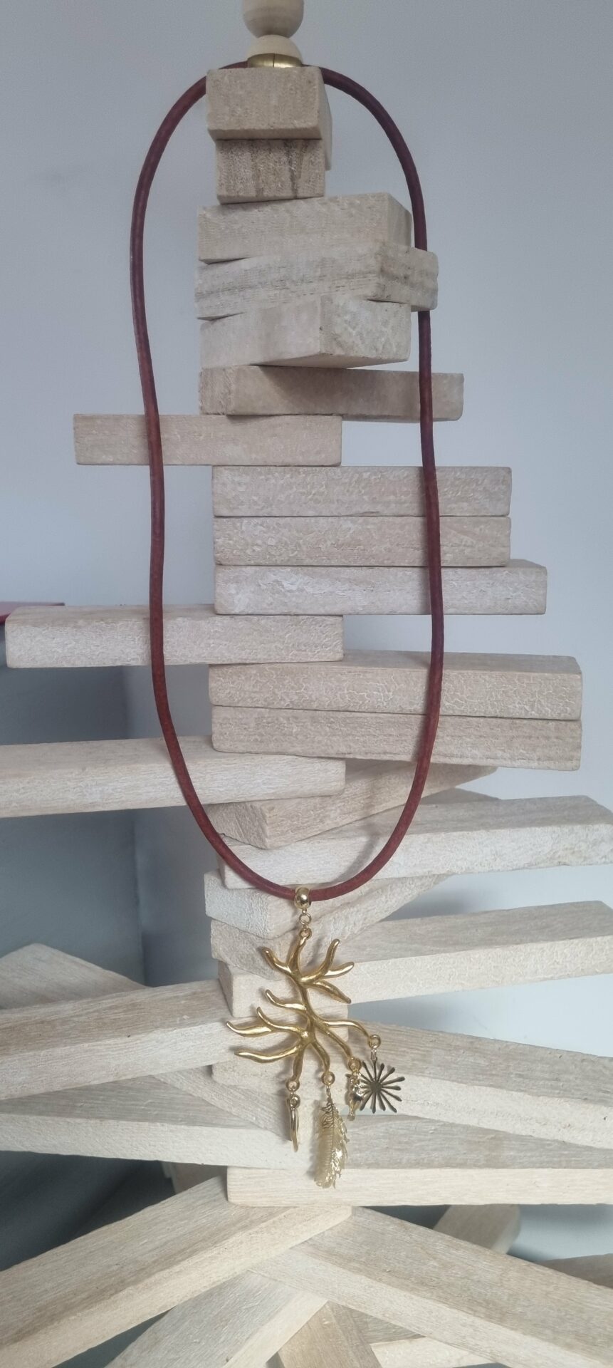 Collier femme en cuir rond vieux rouge, arbre et breloques dorés