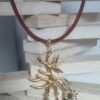 Collier femme en cuir rond vieux rouge, arbre et breloques dorés