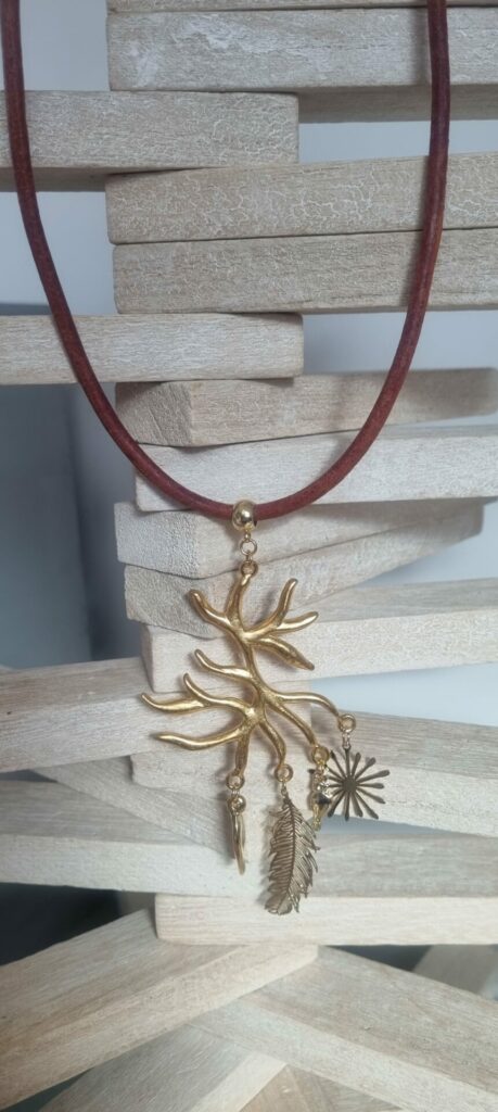 Collier femme en cuir rond vieux rouge, arbre et breloques dorés