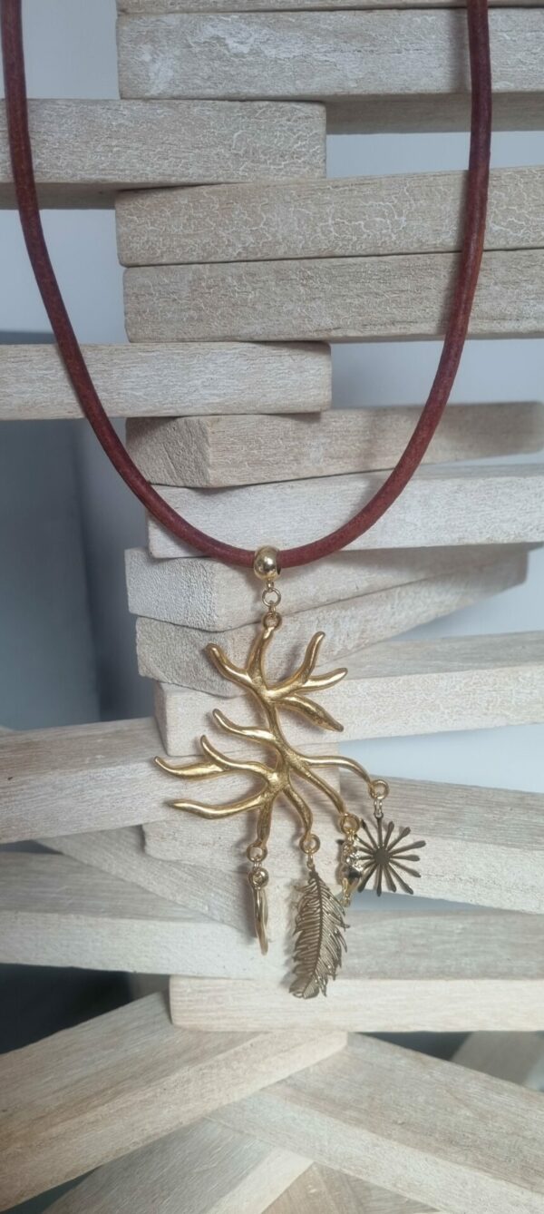 Collier femme en cuir rond vieux rouge, arbre et breloques dorés