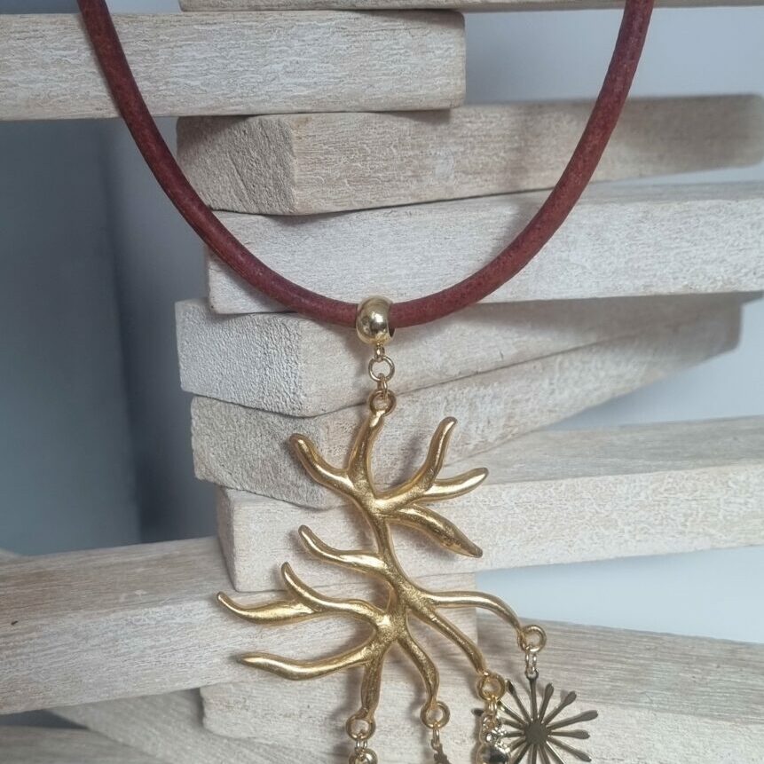 Collier femme en cuir rond vieux rouge, arbre et breloques dorés
