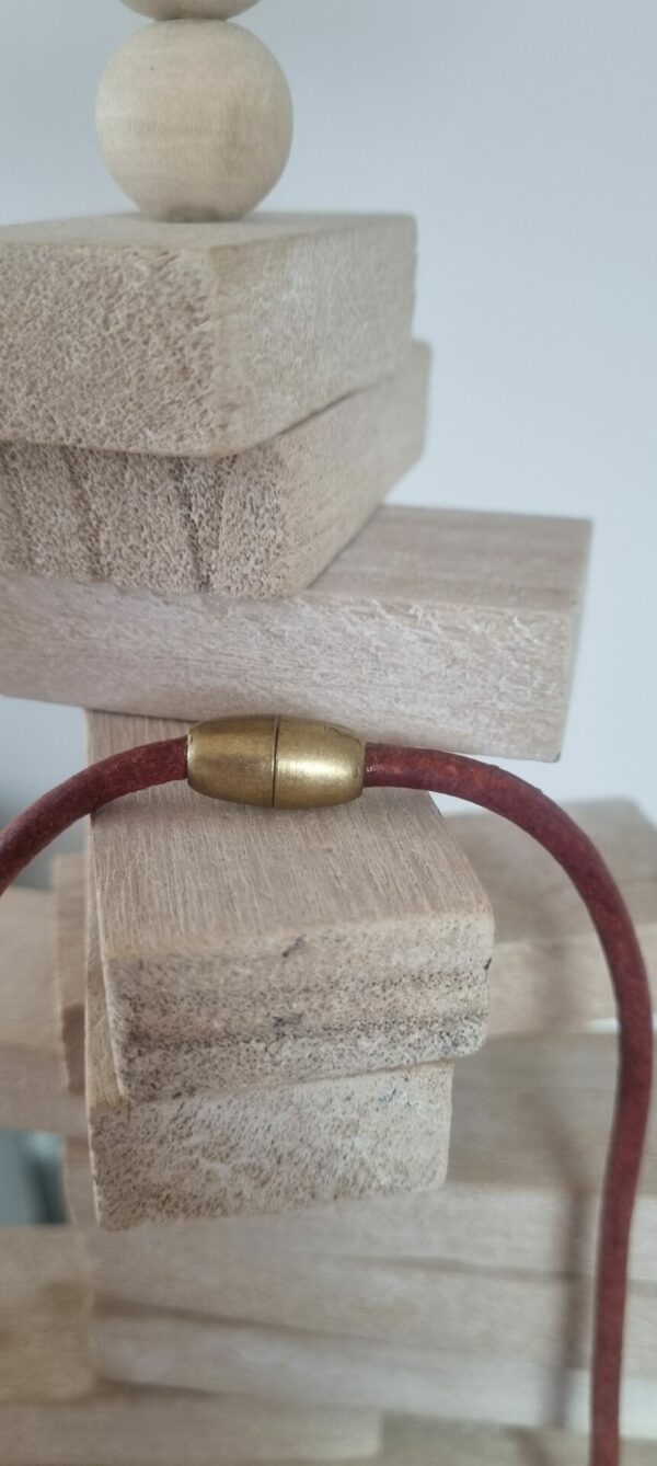 Collier femme en cuir rond vieux rouge, arbre et breloques dorés