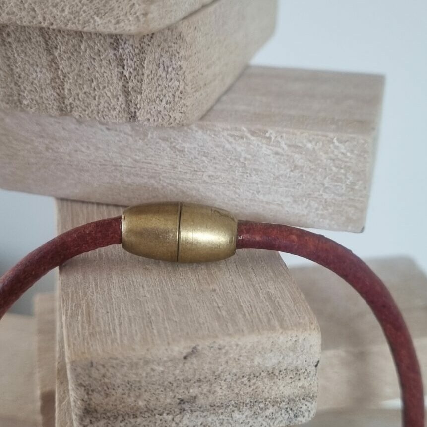 Collier femme en cuir rond vieux rouge, arbre et breloques dorés