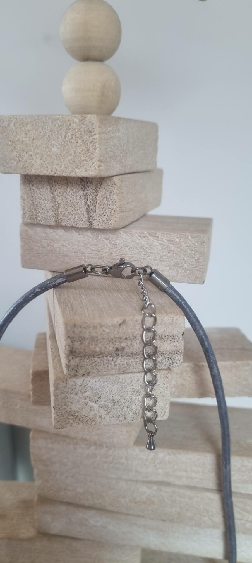 Collier femme cuir rond gris, perle céramique et tubes argentés
