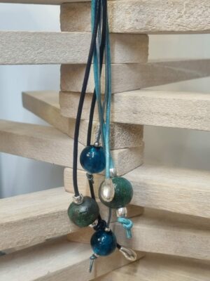 Collier sautoir cuir rond bleu et perles en verre
