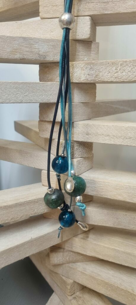 Collier sautoir cuir rond bleu et perles en verre
