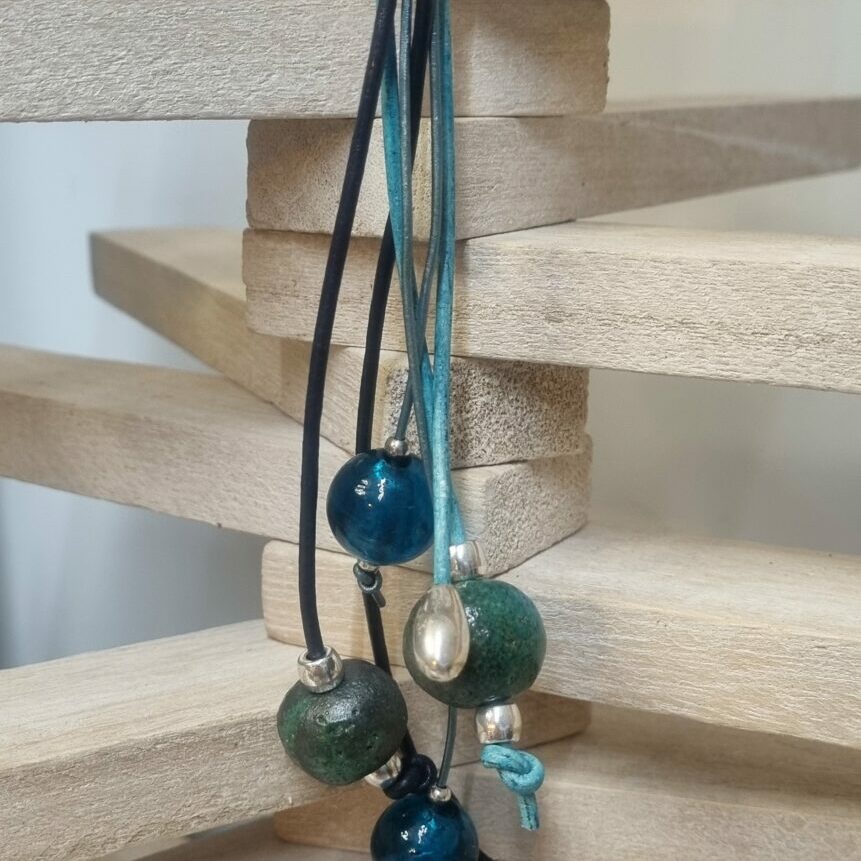 Collier sautoir cuir rond bleu et perles en verre