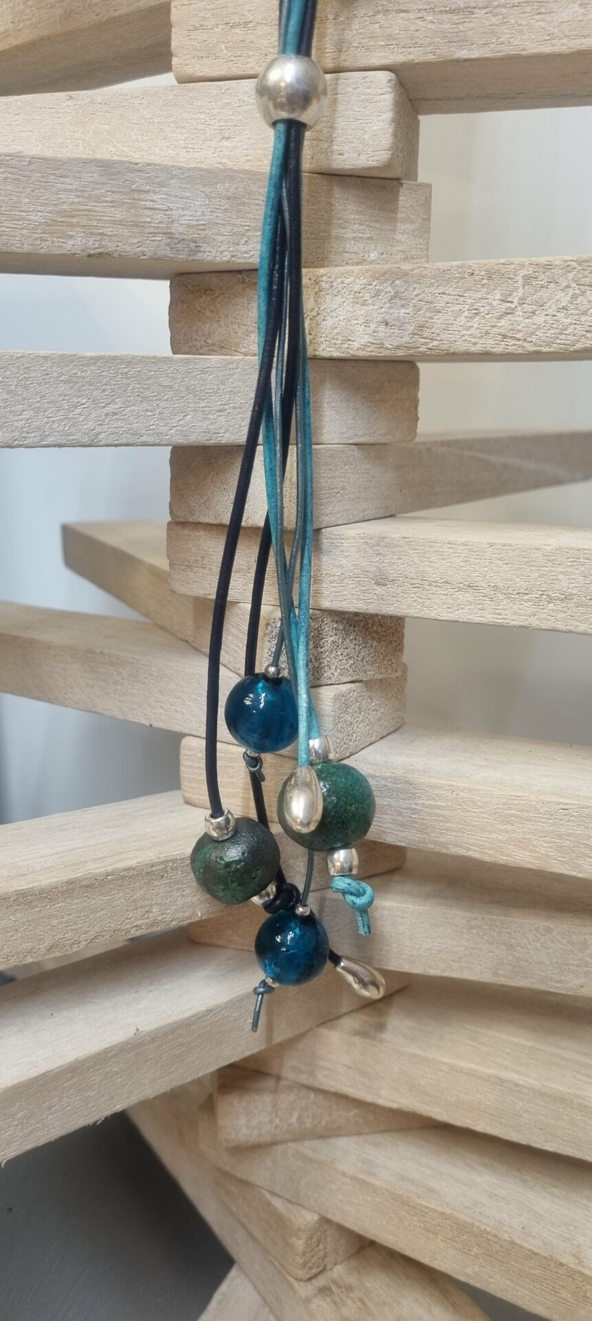 Collier sautoir cuir rond bleu et perles en verre